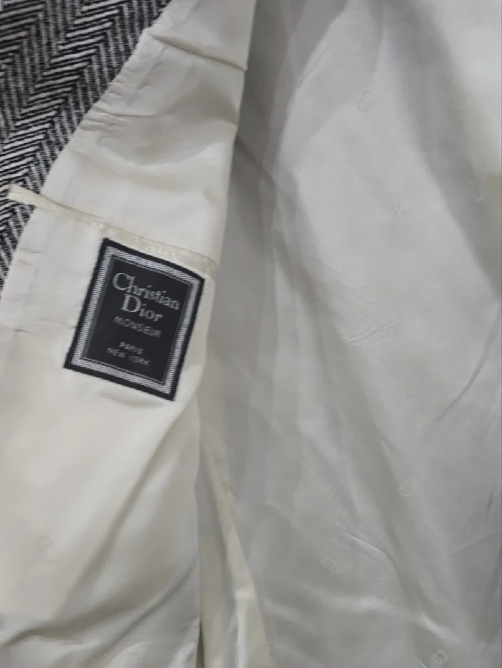 Dior coat shoulders front